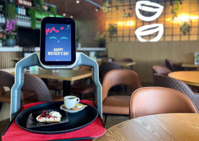 Roboter können in einem Café Bestellungen entgegennehmen, Getränke zubereiten und den Gästen ein schnelles Serviceerlebnis bieten.