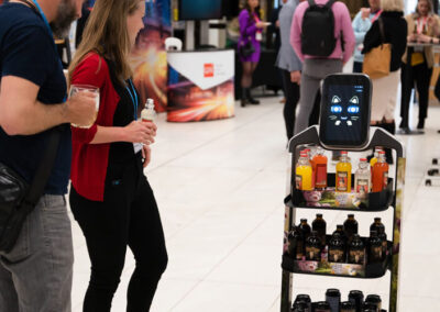 Serviceroboter können beim Event-Catering Speisen und Getränke effizient verteilen, Bestellungen aufnehmen und für ein reibungsloses Serviceerlebnis sorgen.