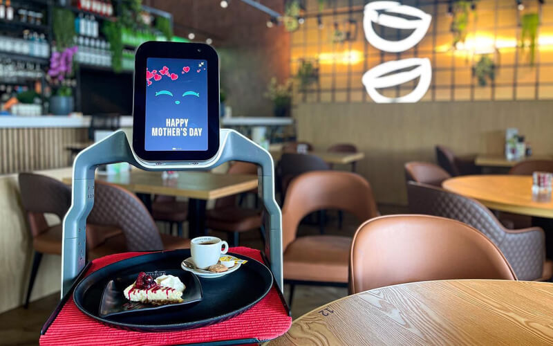 Roboter als Kellner einzusetzen ist nicht nur eine Unterstützung für deine Mitarbeiter sondern auch eine große Attraktion für die Gäste