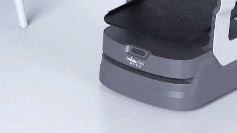 Der Roboter scannt die Umgebung und navigiert sich von selbst durch den Raum