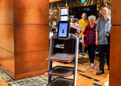 Serviceroboter können in einer Pflegeeinrichtung bei der Medikamentenvergabe helfen, ältere Menschen bei täglichen Aktivitäten unterstützen und das Pflegepersonal entlasten.