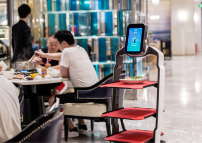 Serviceroboter können in der Gastronomie Bestellungen effizient aufnehmen und Speisen zügig servieren, wodurch das Personal entlastet wird.