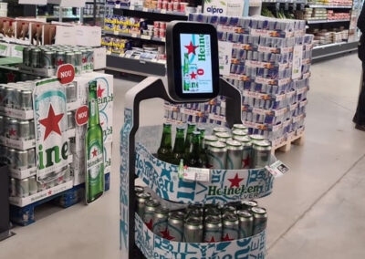 In einem Supermarkt könnten Serviceroboter als Produktpräsenter fungieren, Kunden helfen, spezifische Artikel zu finden, und Informationen zu Sonderangeboten oder Produktdetails bereitstellen.